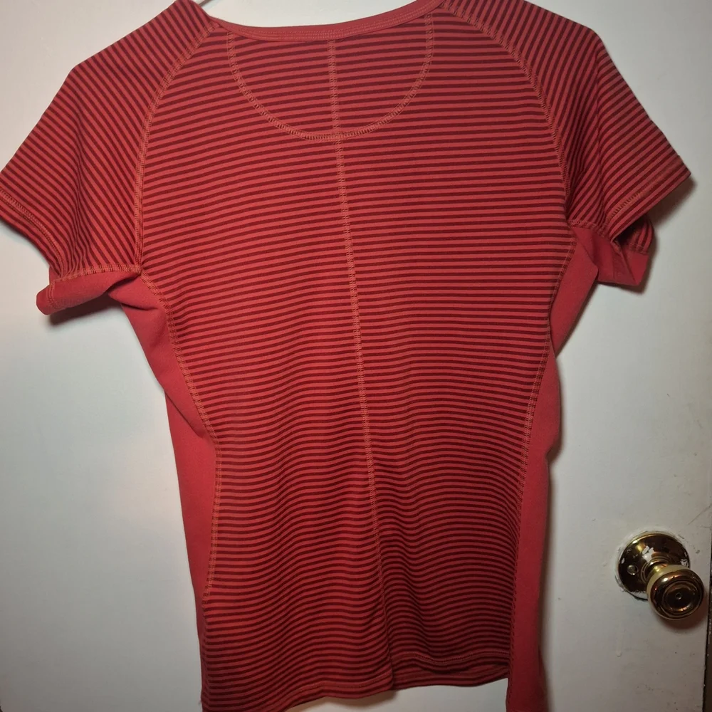 The North Face Women's‎ Red Striped Short Sleeve Tee - Picture 3 of 3